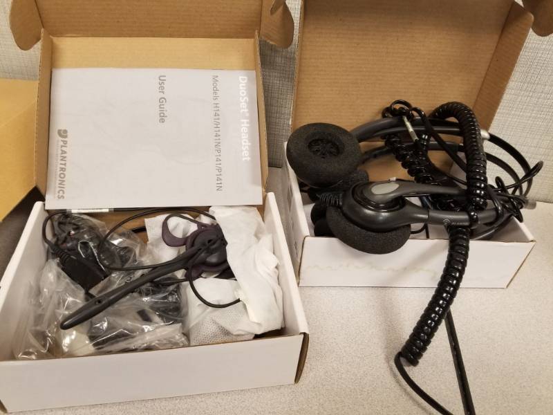 lot 3613 image: (3) Plantronics Headsets