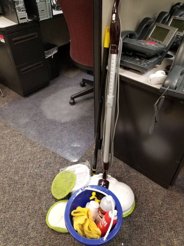 lot 3625 image: Elicto Mop And Cleaning Supplies