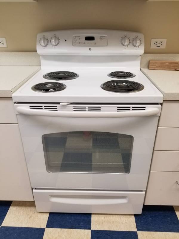 lot 3669 image: GE Stove