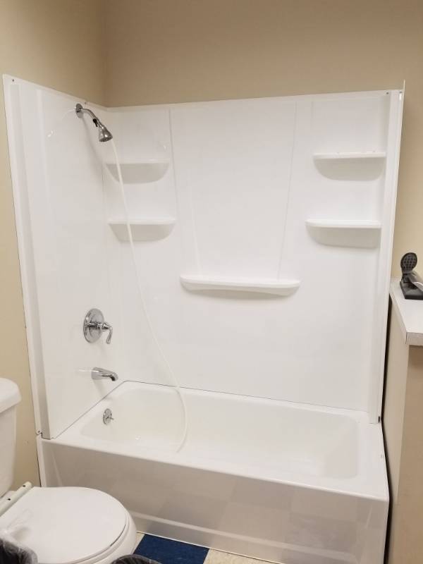 lot 3674 image: 5ft Bath Tub With Surround