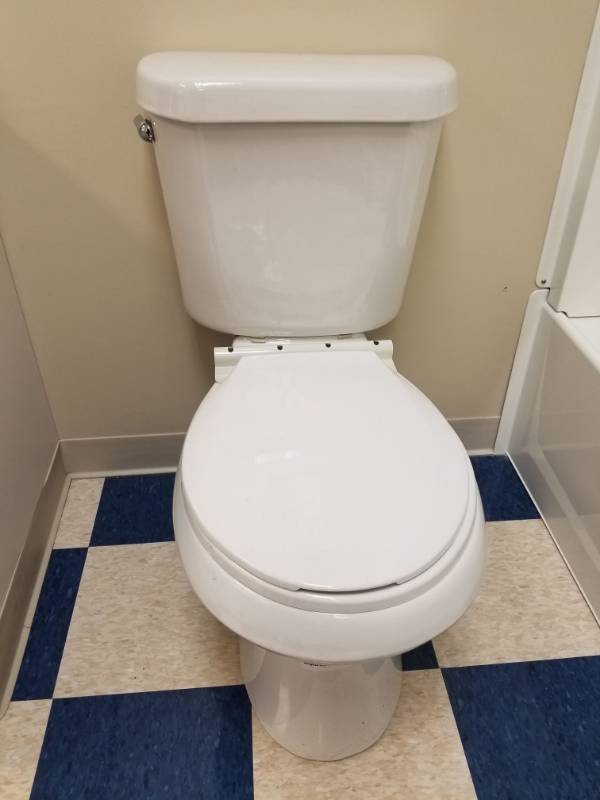 lot 3675 image: White Toilet