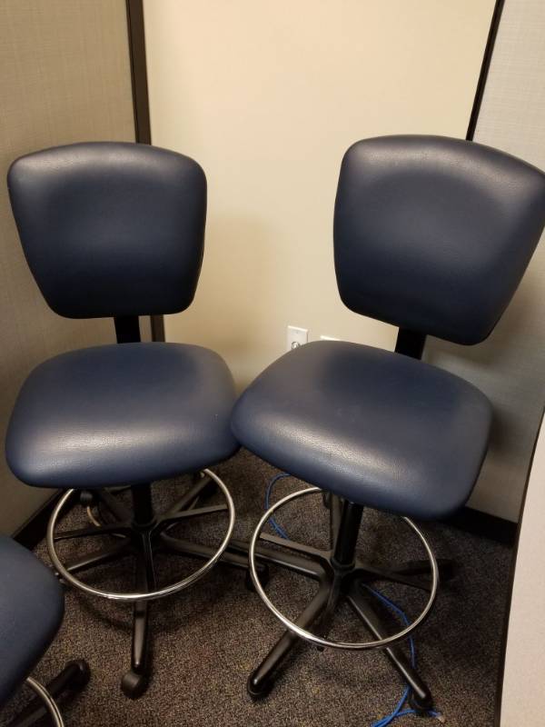 lot 3525 image: (2) Rolling Computer Chairs