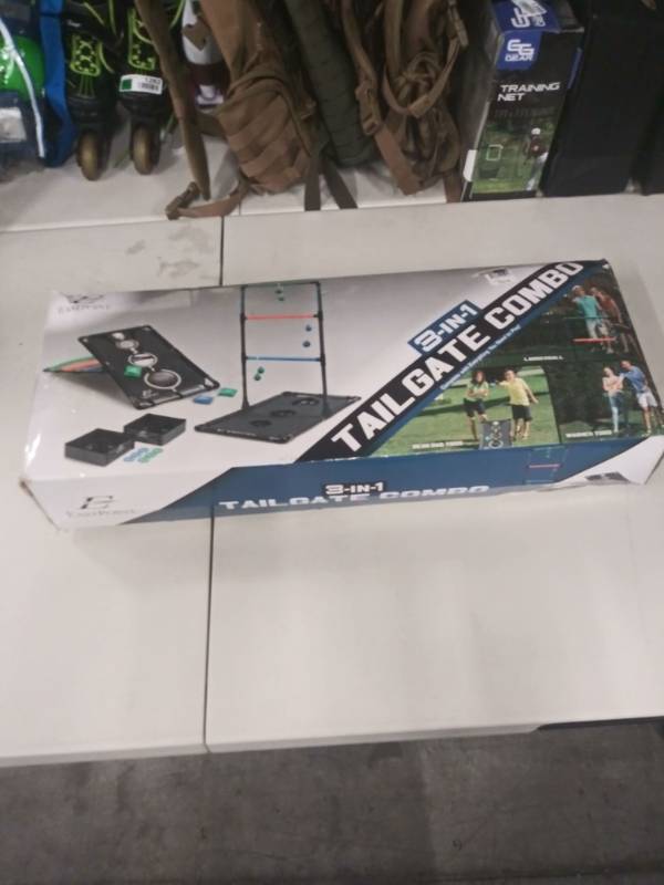 lot 1276 image: EASTPOINT 3-in-1 Tailgate Combo - LadderballBean Bag TossWasher Toss