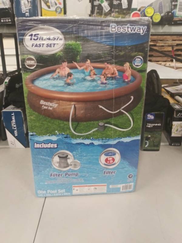 lot 1315 image: Bestway 15 Ft. x 33 In. Pool Set