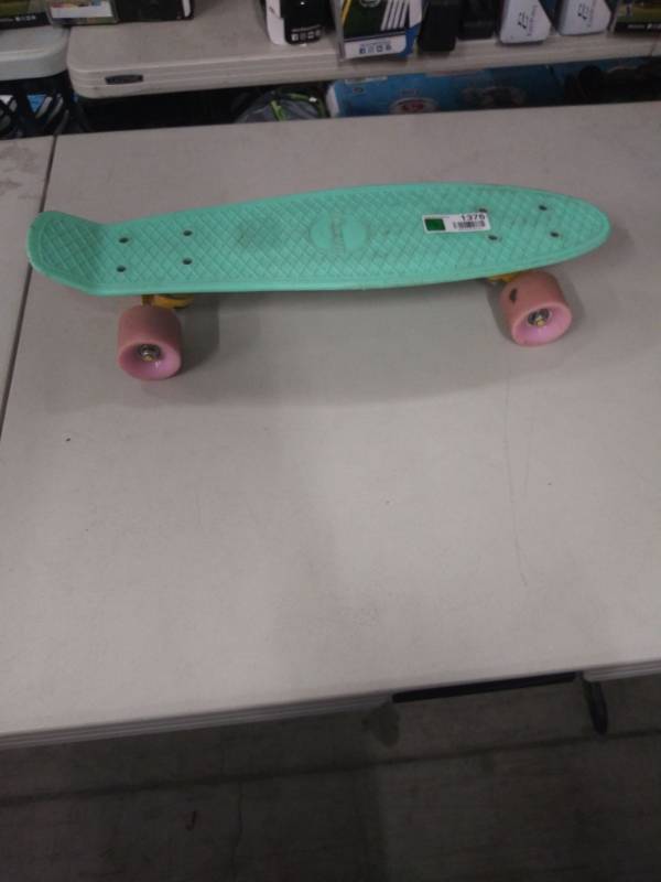 lot 1376 image: Small Childrens Skate Board