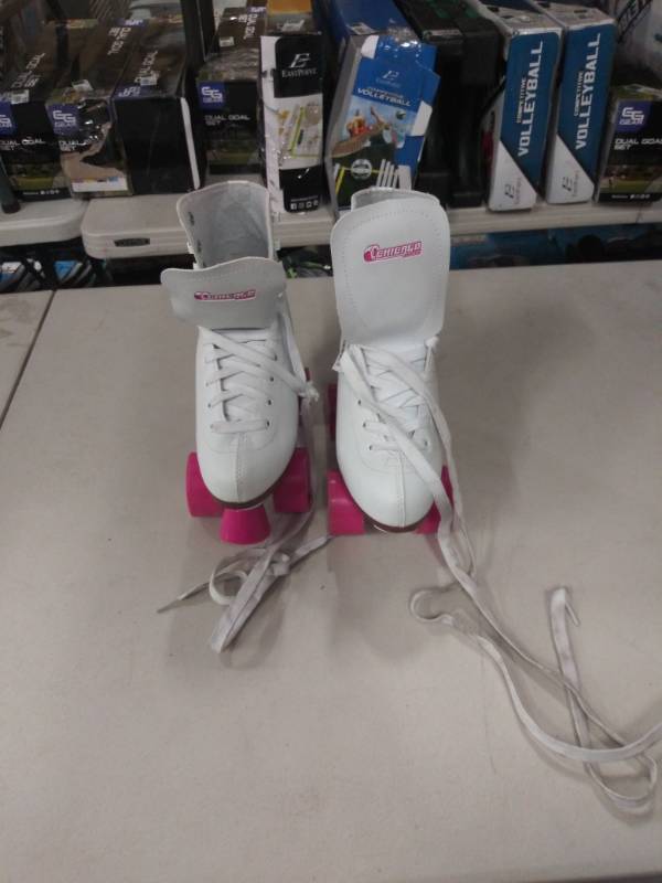 lot 1382 image: Chicago Ladies Skates. Size 6