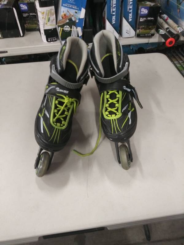lot 1386 image: Chicago Skates.