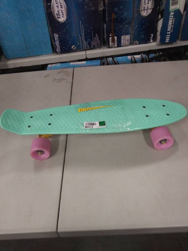 lot 1398 image: Childrens Small Skate Board