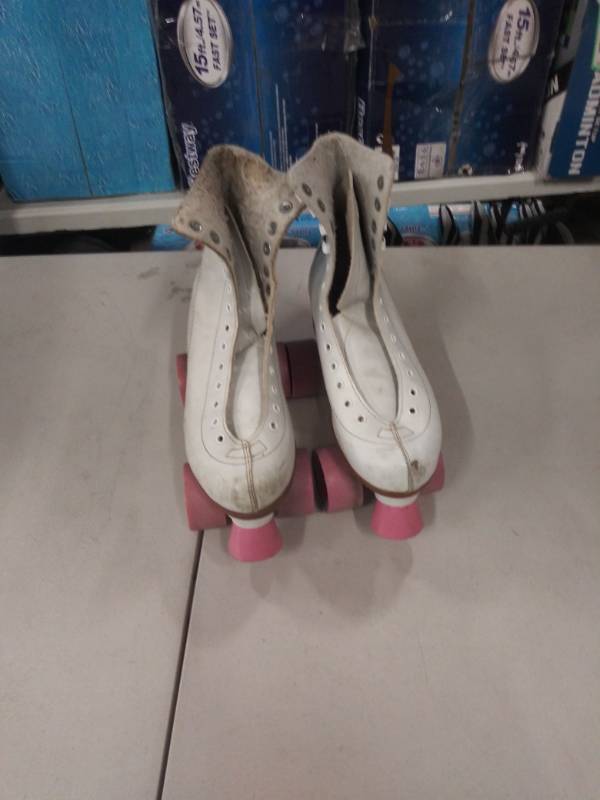 lot 1400 image: Chicago Skates.