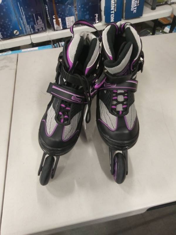 lot 1410 image: Chicago Skates.