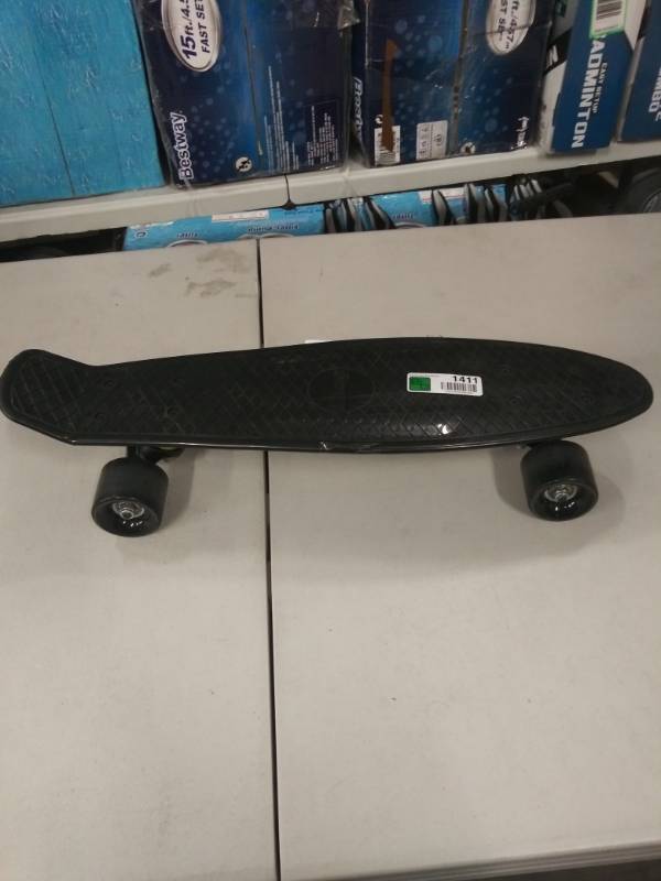 lot 1411 image: Childrens Small Skate Board