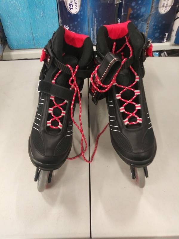 lot 1412 image: Chicago Skates.