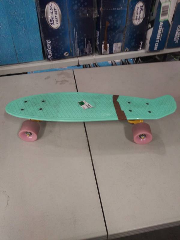 lot 1413 image: Childrens Small Skate Board