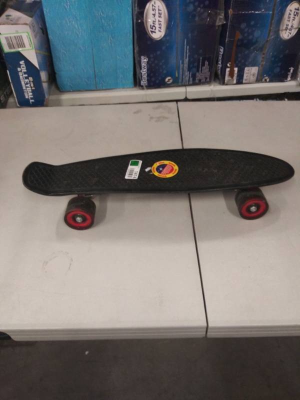 lot 1414 image: Childrens Small Skate Board