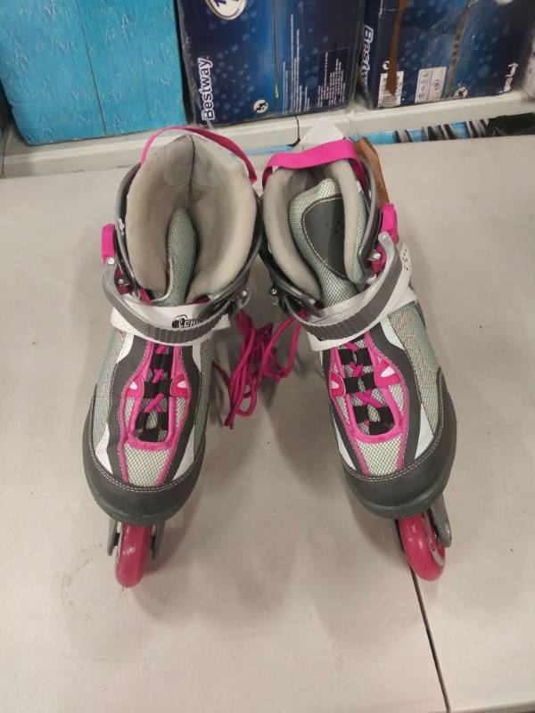 lot 1415 image: Chicago Skates.