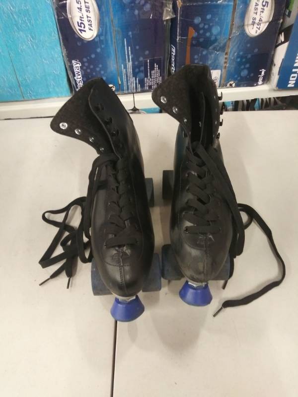 lot 1416 image: Chicago Skates.