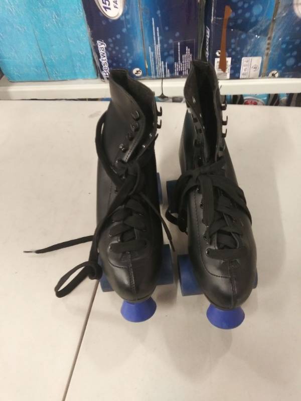 lot 1418 image: Chicago Skates.