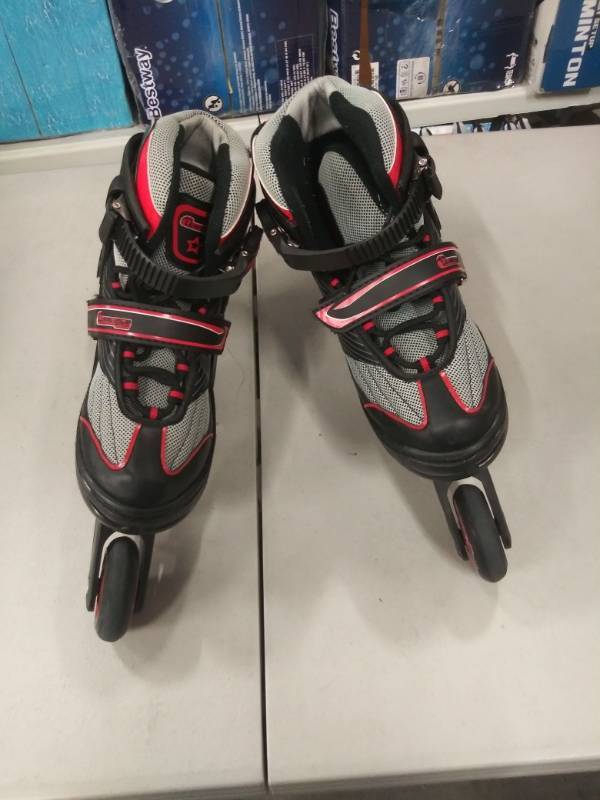 lot 1419 image: Chicago Skates.