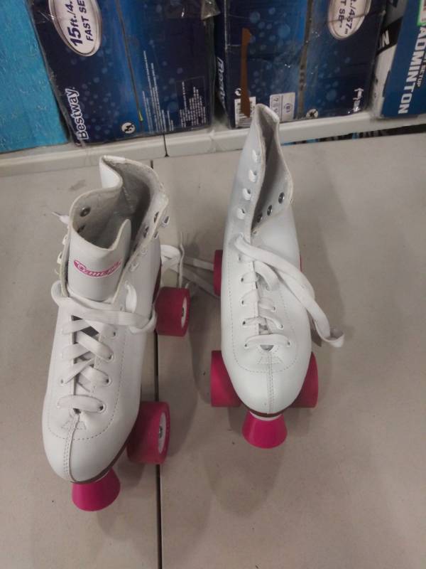 lot 1424 image: Chicago Skates.