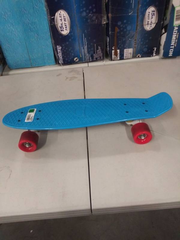 lot 1427 image: Small Childrens Skate Board