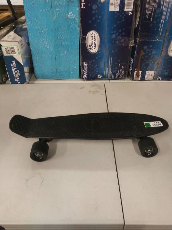 lot 1431 image: Childrens Small Skate Board
