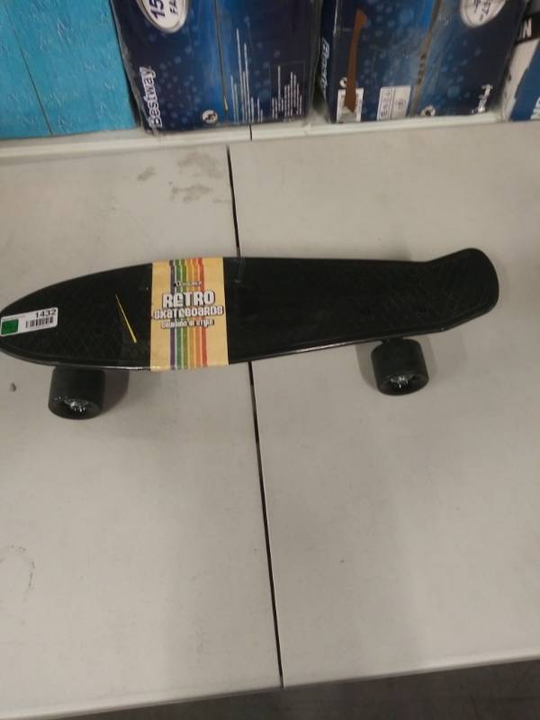 lot 1432 image: Childrens Small Skate Board.
