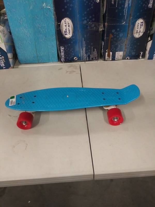 lot 1433 image: Childrens Small Skate Board.