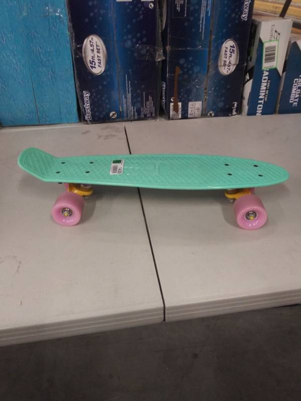 lot 1435 image: Childrens Small Skateboard
