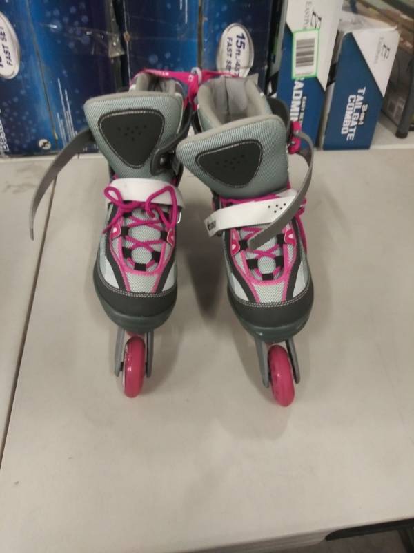 lot 1439 image: Chicago Skates.