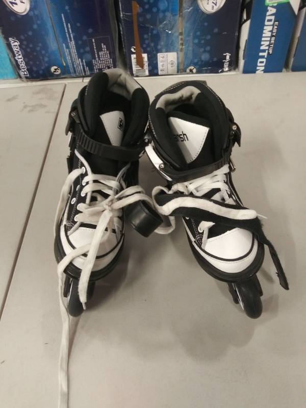 lot 1440 image: Harsh Skates.
