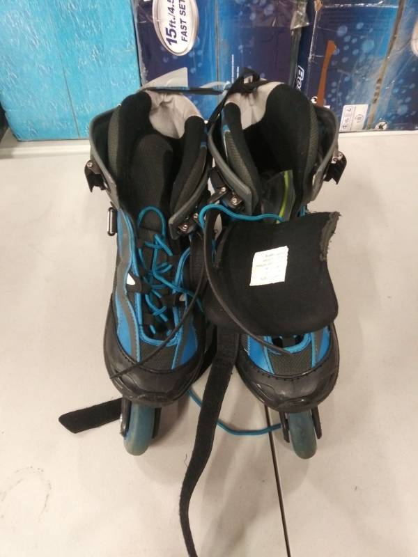 lot 1442 image: Chicago Skates.