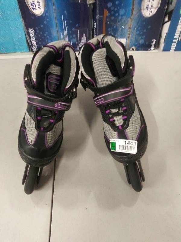 lot 1443 image: Chicago Skates.