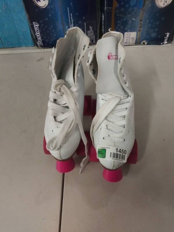 lot 1450 image: Chicago Skates.