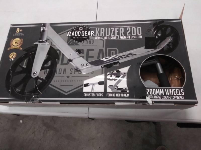 lot 1513 image: Madd Gear Kruzer 200 Scooter