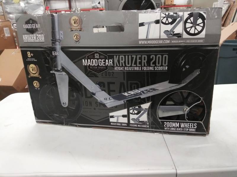 lot 1515 image: Madd Gear Kruzer 200 Scooter