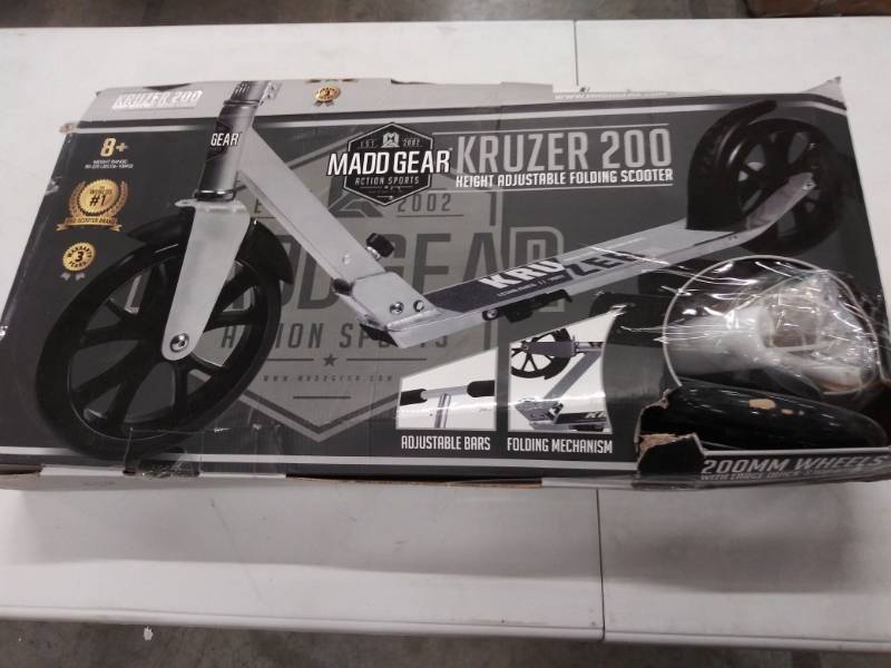 lot 1517 image: Madd Gear Kruzer 200 Scooter