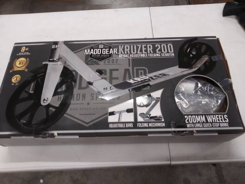 lot 1526 image: Madd Gear Kruzer 200 Scooter