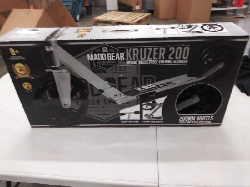 lot 1527 image: Madd Gear Kruzer 200 Scooter