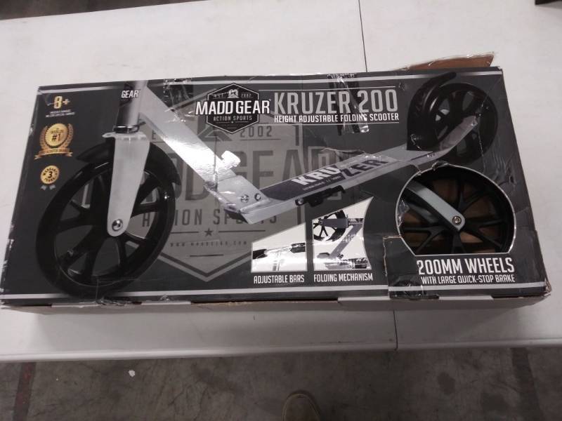 lot 1540 image: Madd Gear Kruzer 200 Scooter