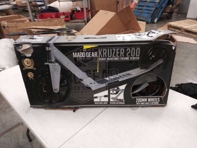 lot 1562 image: Madd Gear Kruzer 200 Scooter