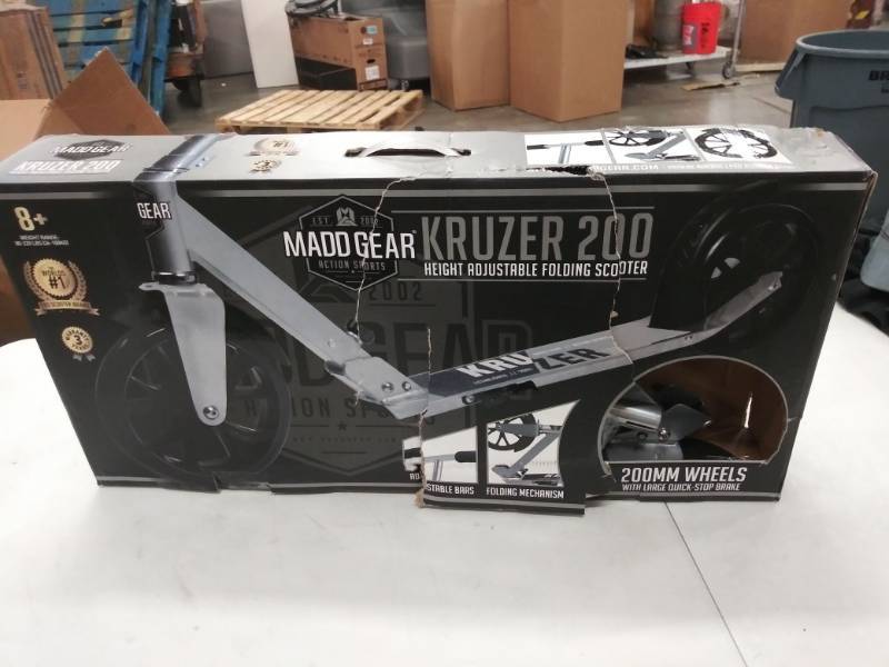 lot 1563 image: Madd Gear Kruzer 200 Scooter