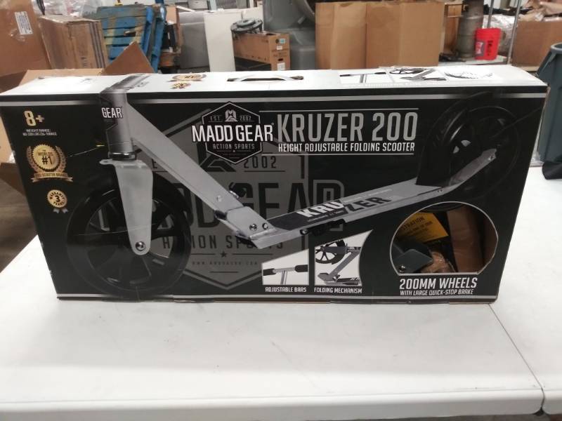 lot 1564 image: Madd Gear Kruzer 200 Scooter