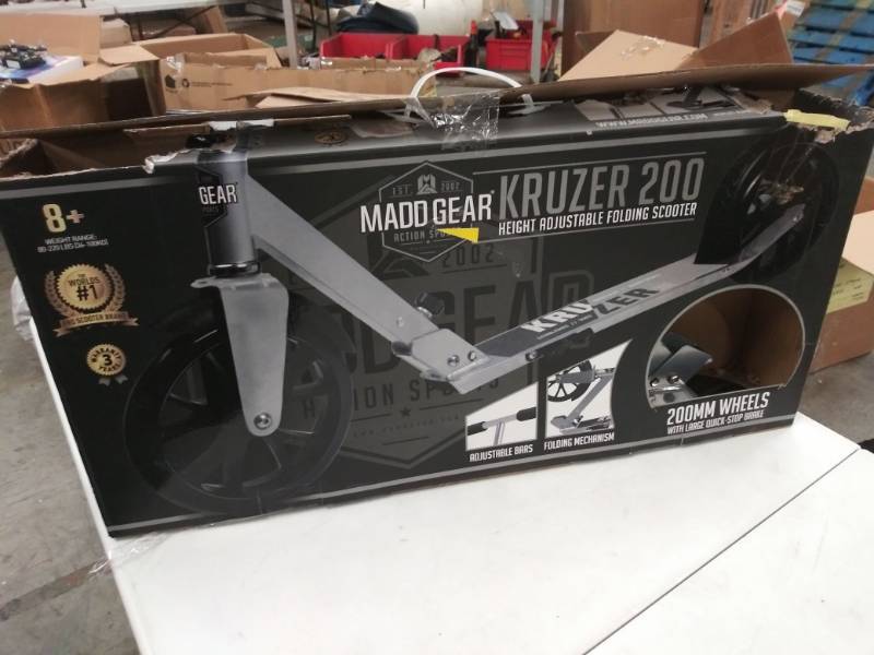 lot 1571 image: Madd Gear Kruzer 200 Scooter