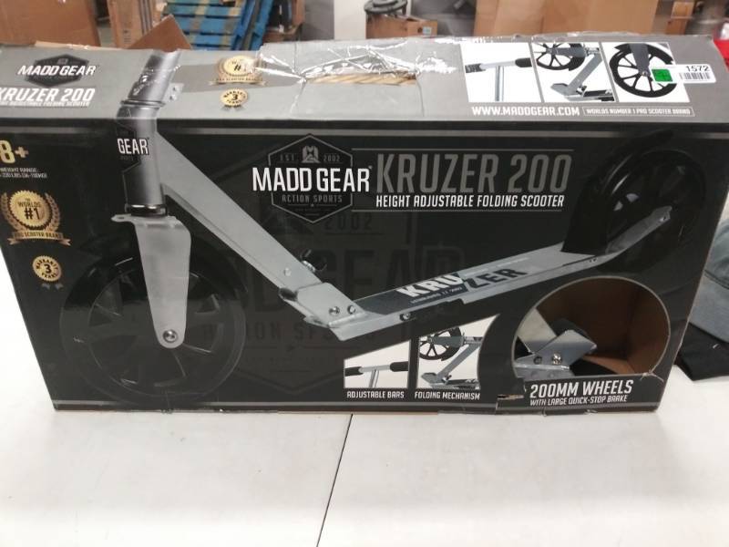 lot 1572 image: Madd Gear Kruzer 200 Scooter