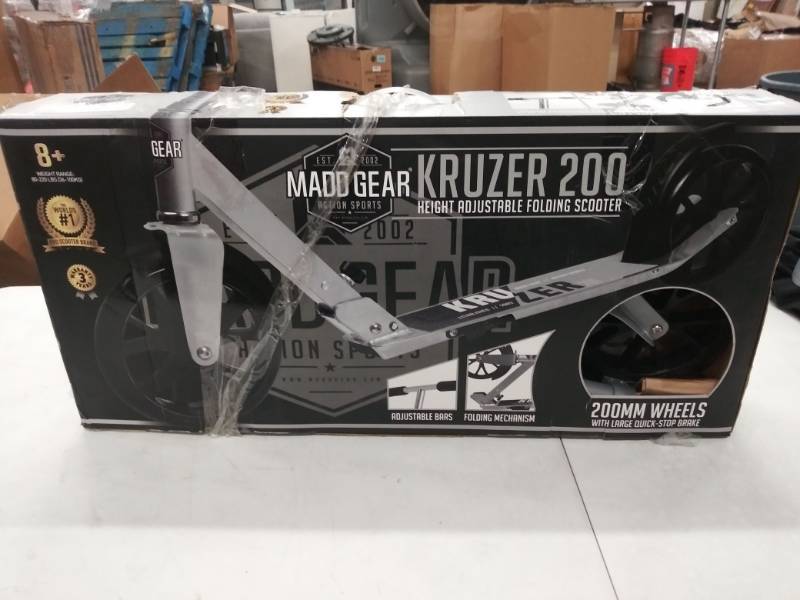 lot 1577 image: Madd Gear Kruzer 200 Scooter
