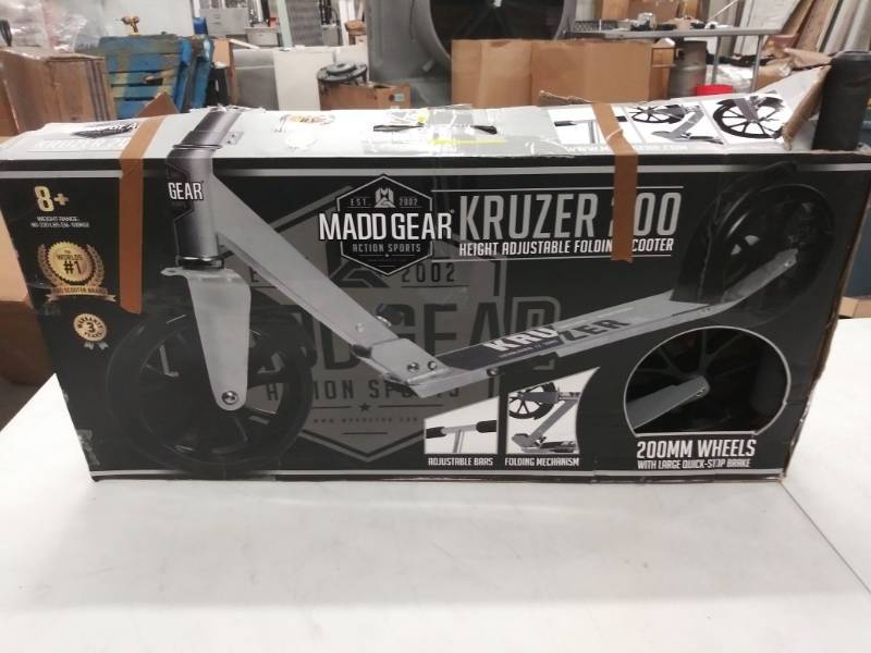 lot 1578 image: Madd Gear Kruzer 200 Scooter