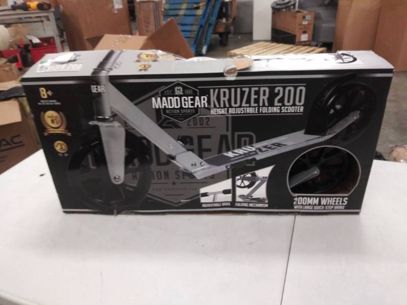 lot 1585 image: Madd Gear Kruzer 200 Scooter