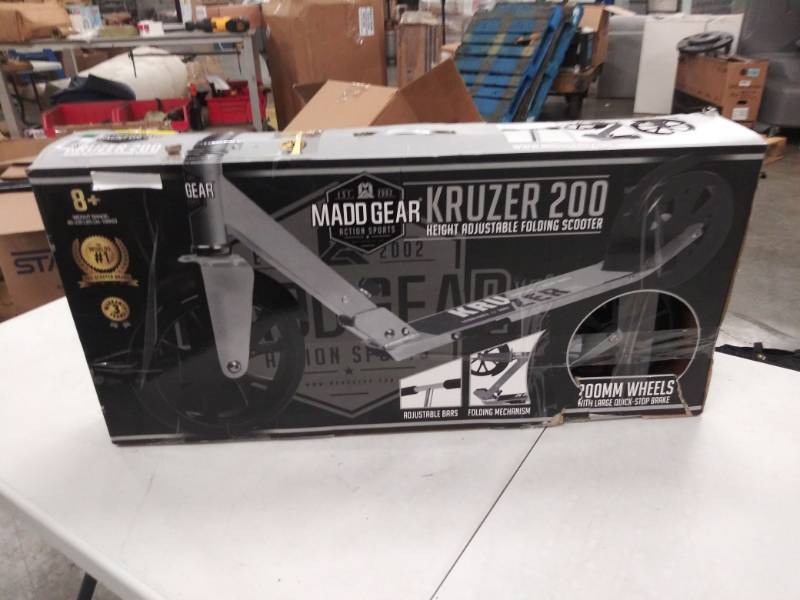 lot 1586 image: Madd Gear Kruzer 200 Scooter