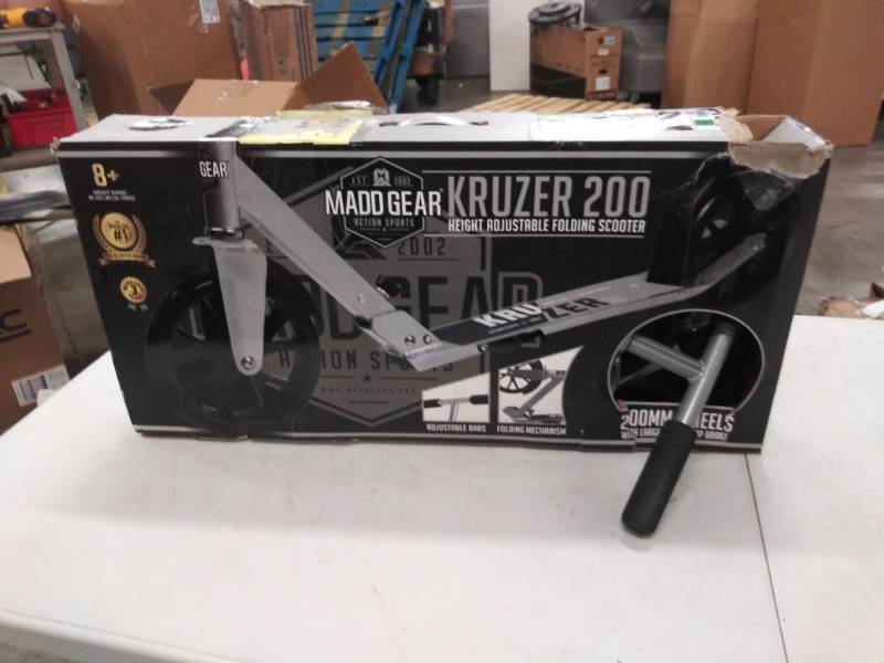 lot 1587 image: Madd Gear Kruzer 200 Scooter
