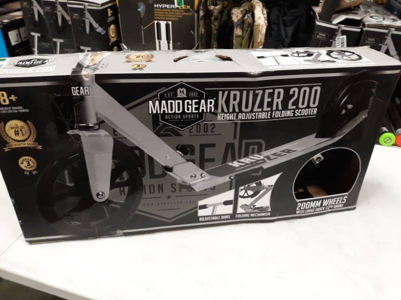 lot 1610 image: Madd Gear Kruzer 200 Scooter